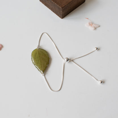 Pulsera de plata con hoja de rosal