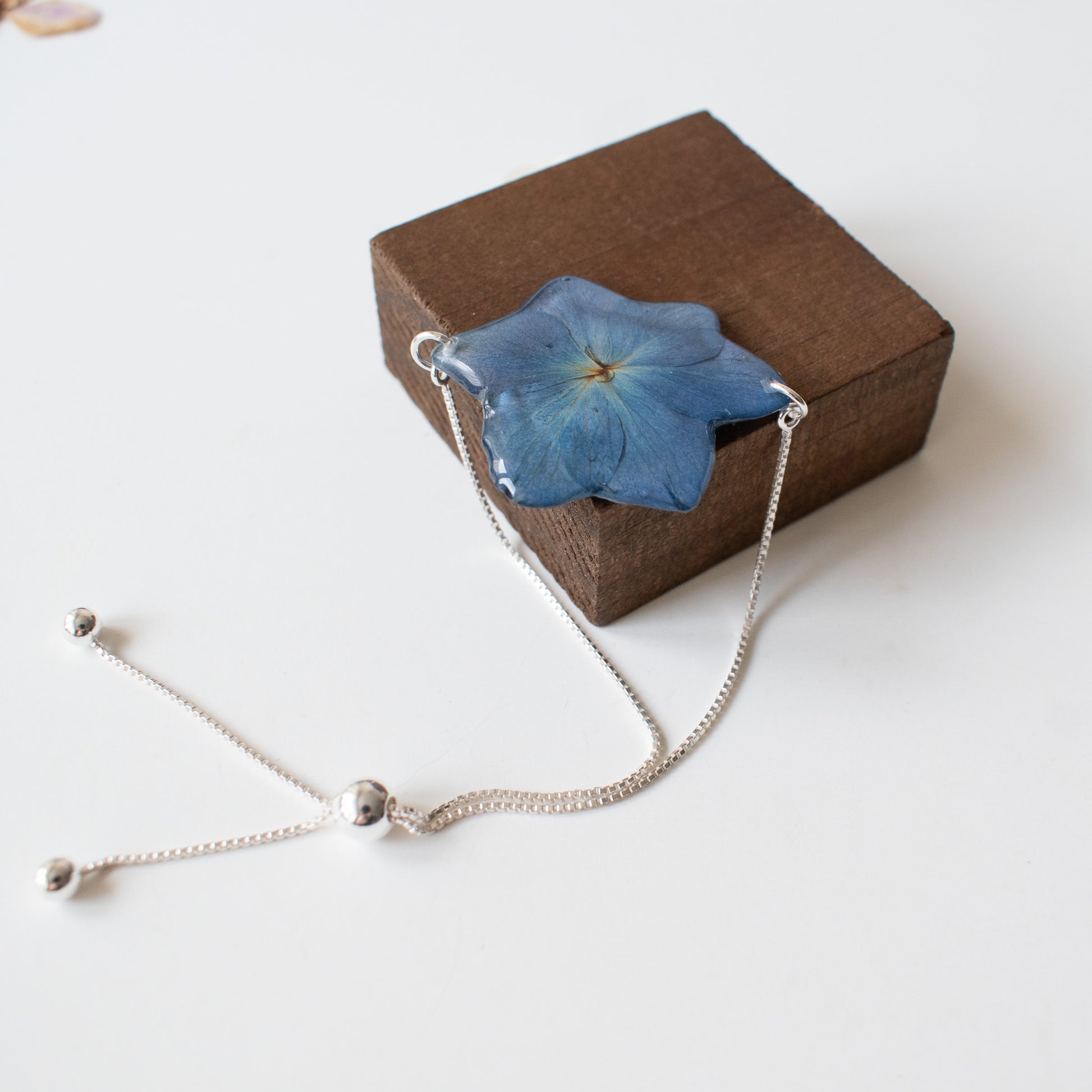 Pulsera de plata con flor de hortensia