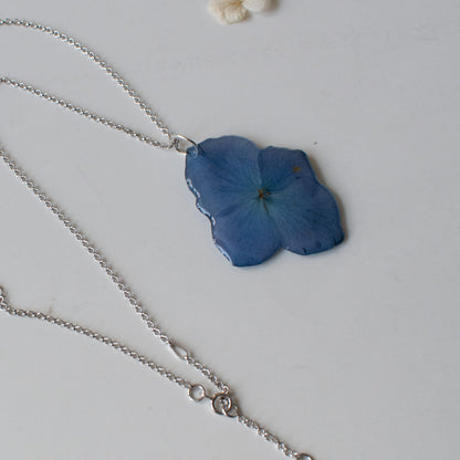 Colgante con flor de hortensia
