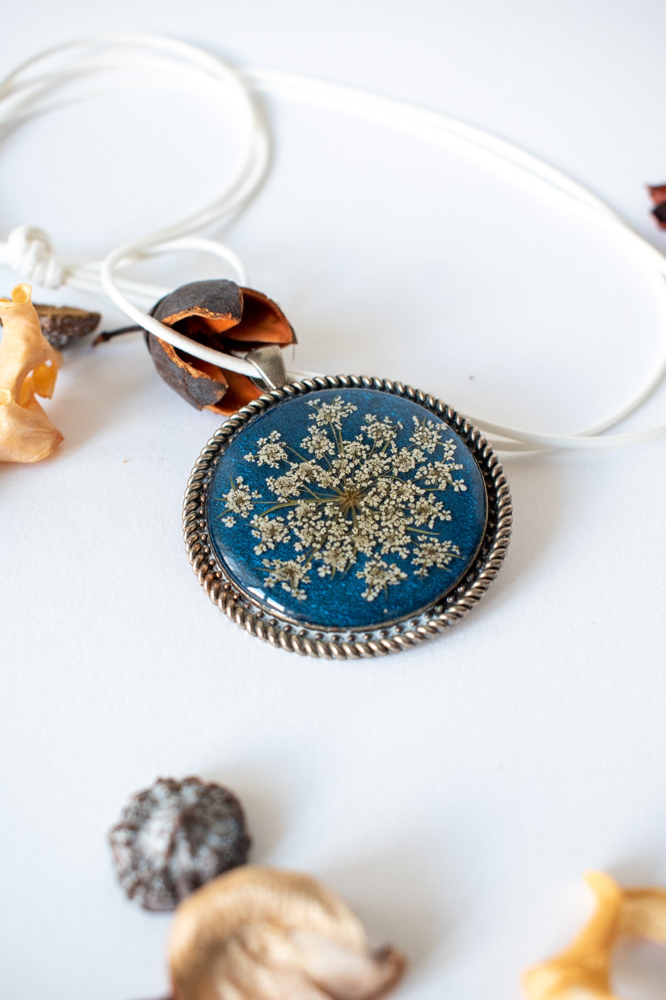 Colgante con encaje de la reina Ana