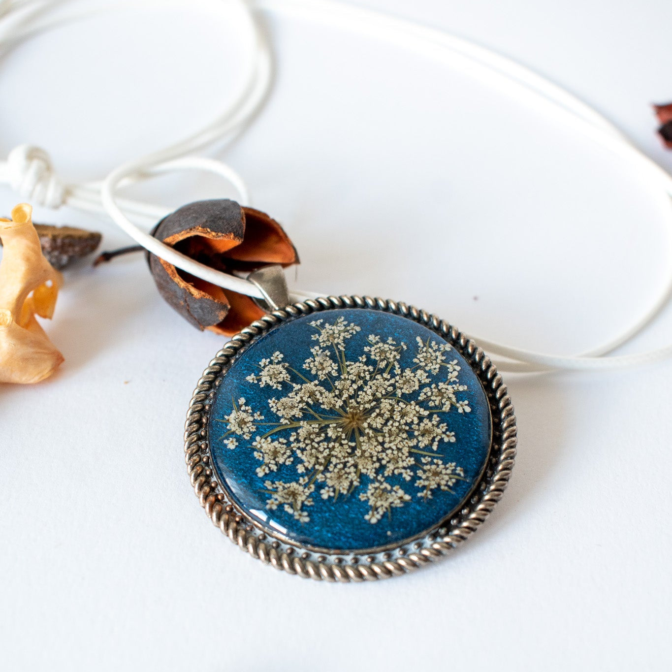 Colgante con encaje de la reina Ana