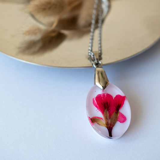 Colgante con flor de geranio