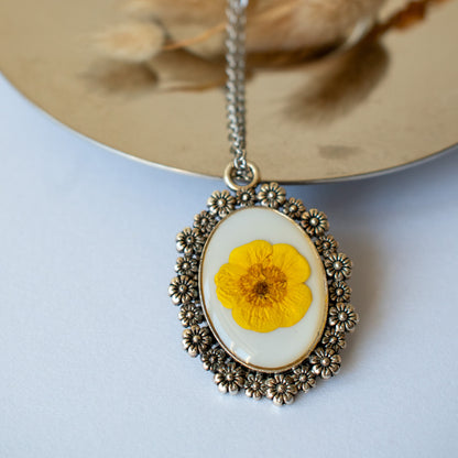 Medallón con botón de oro