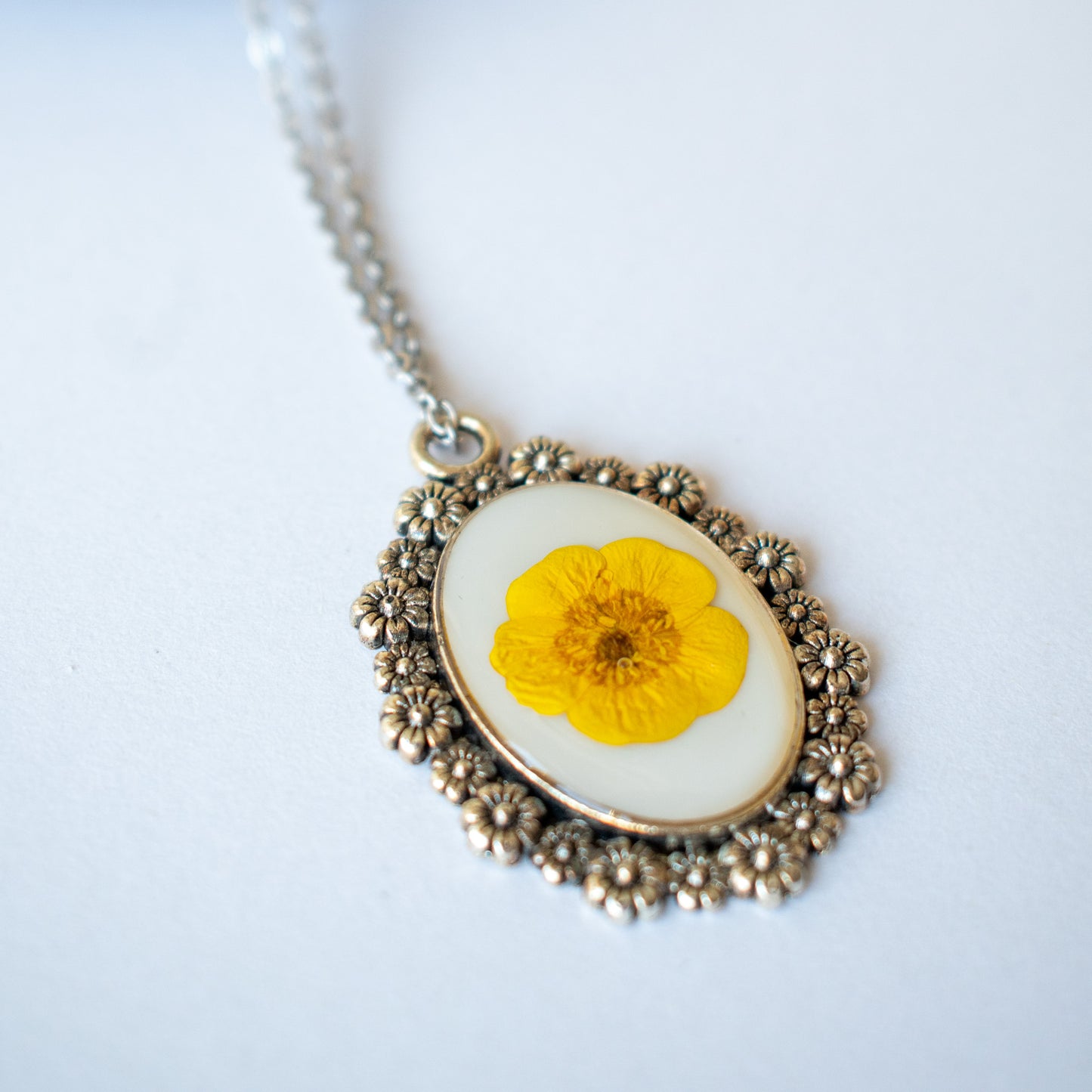 Medallón con botón de oro