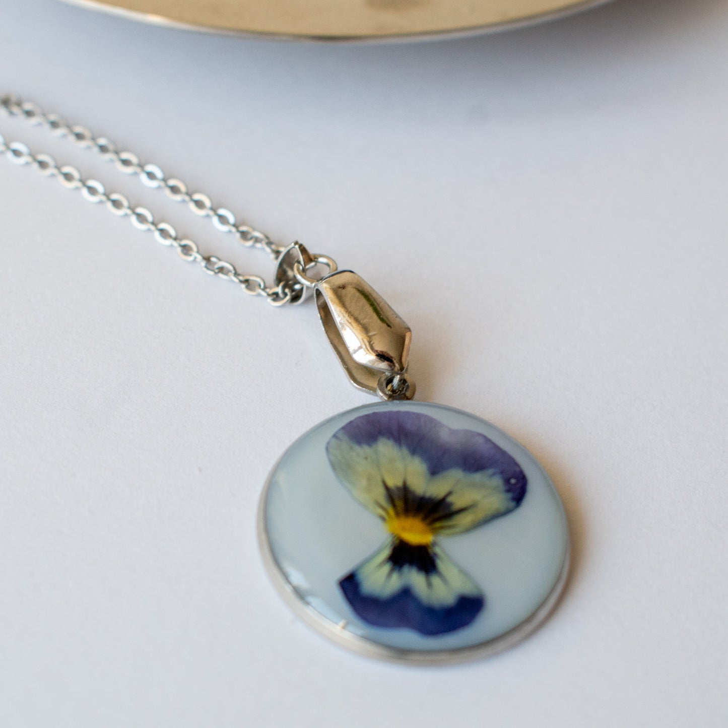 Colgante con violeta plateado