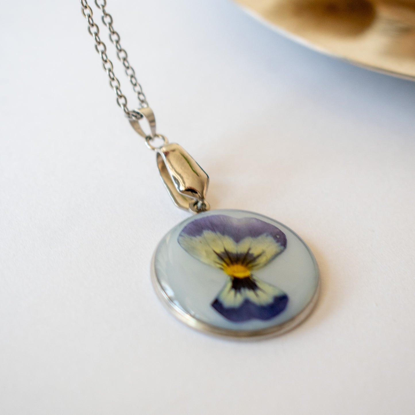 Colgante con violeta plateado