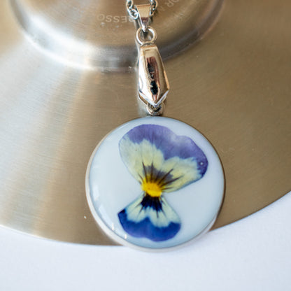 Colgante con violeta plateado
