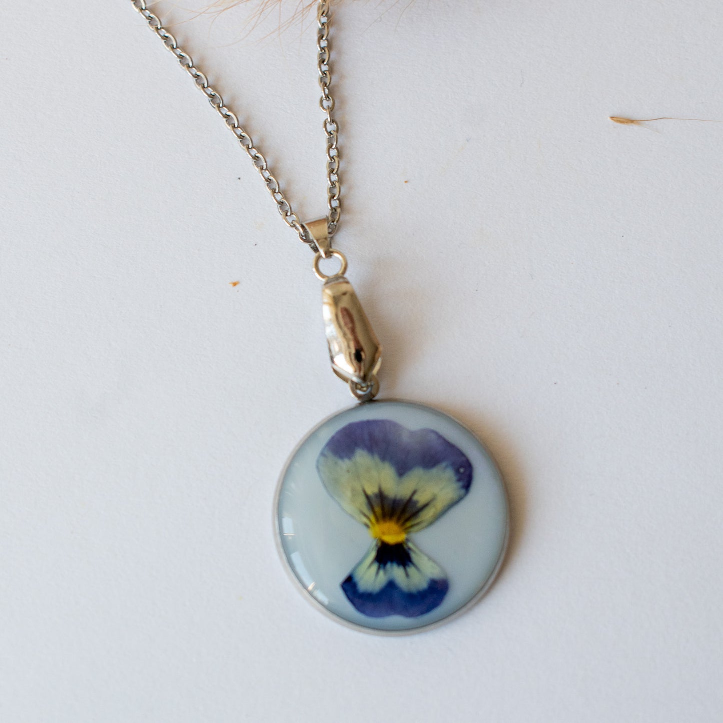 Colgante con violeta plateado