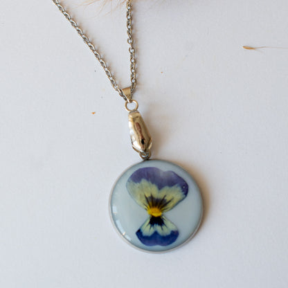 Colgante con violeta plateado