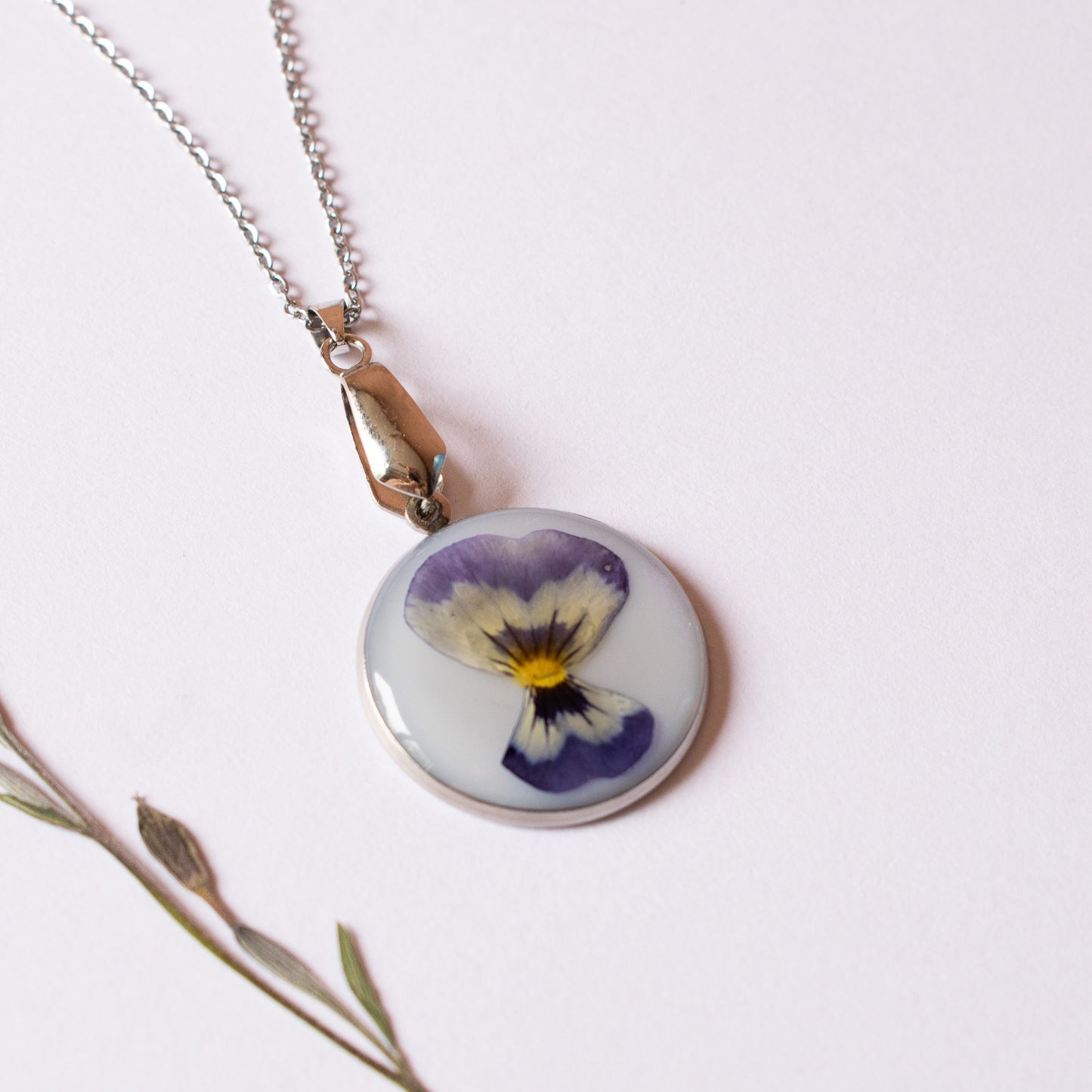 Colgante con violeta plateado