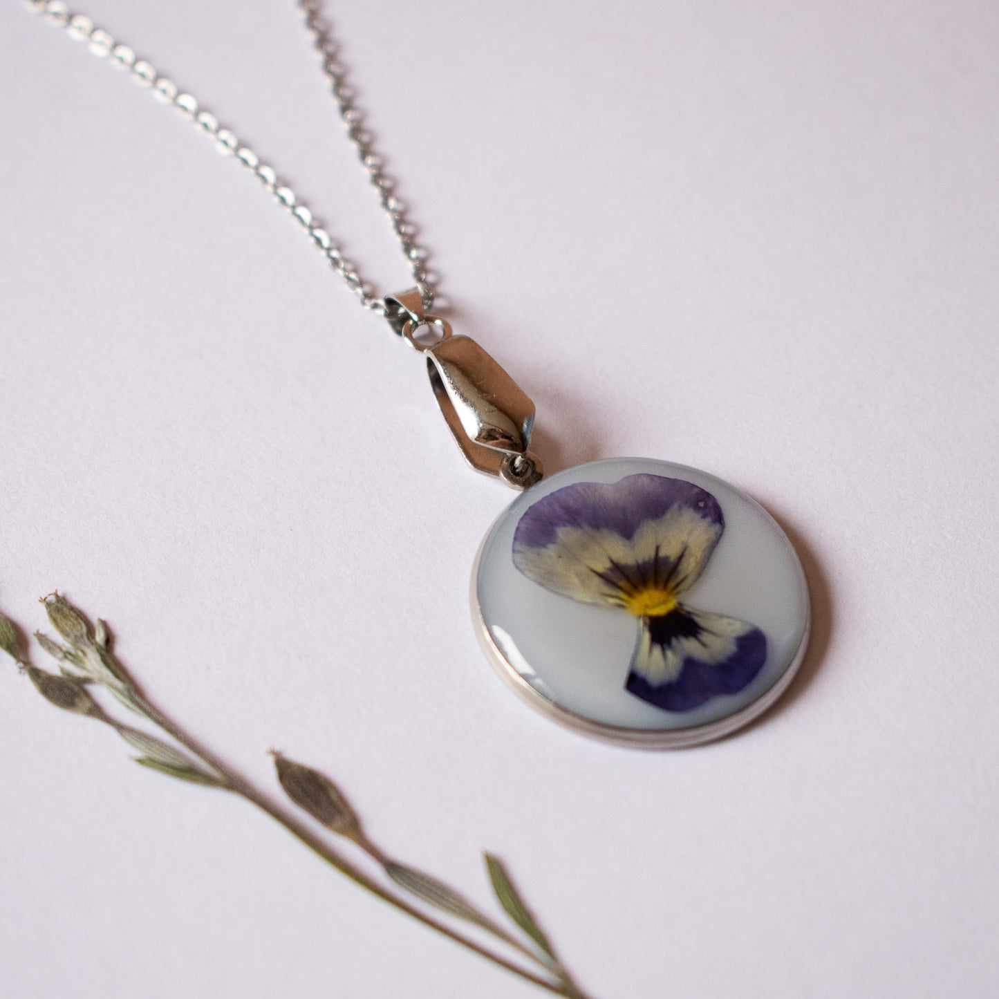 Colgante con violeta plateado