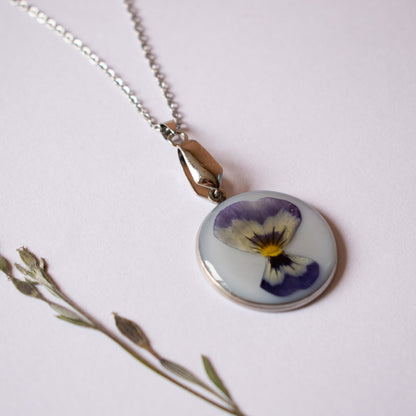 Colgante con violeta plateado