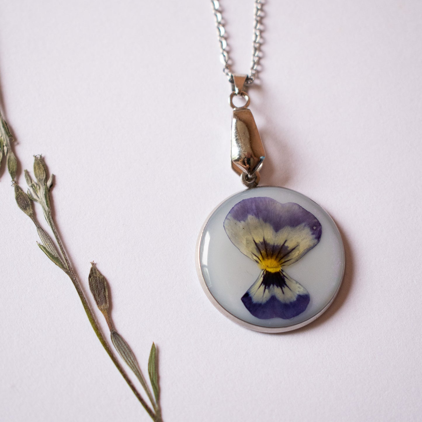 Colgante con violeta plateado