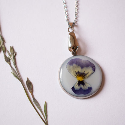 Colgante con violeta plateado