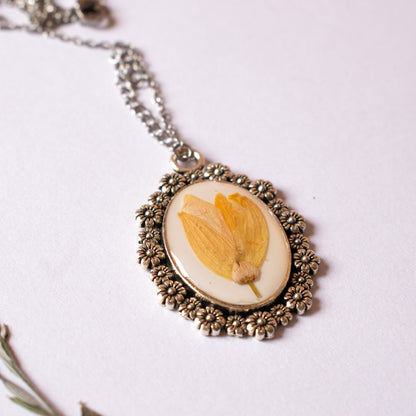 Colgante con flor de tojo