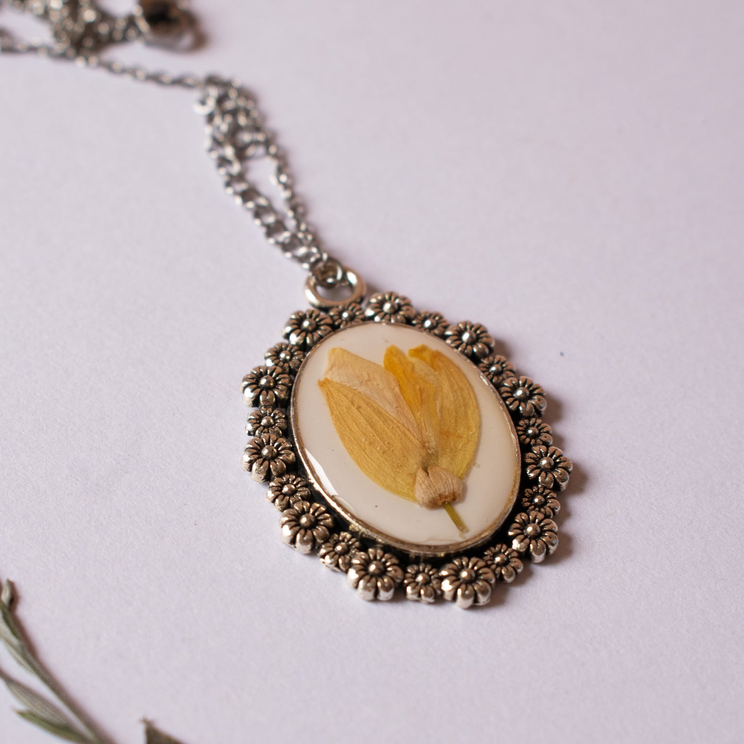 Colgante con flor de tojo