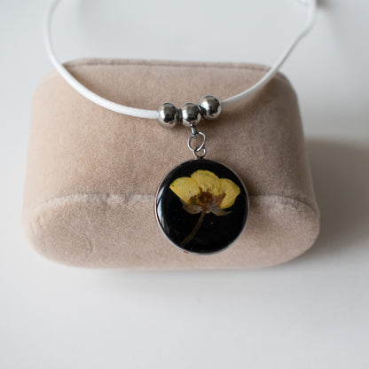 Collar botón de oro