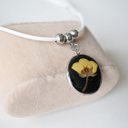 Collar botón de oro