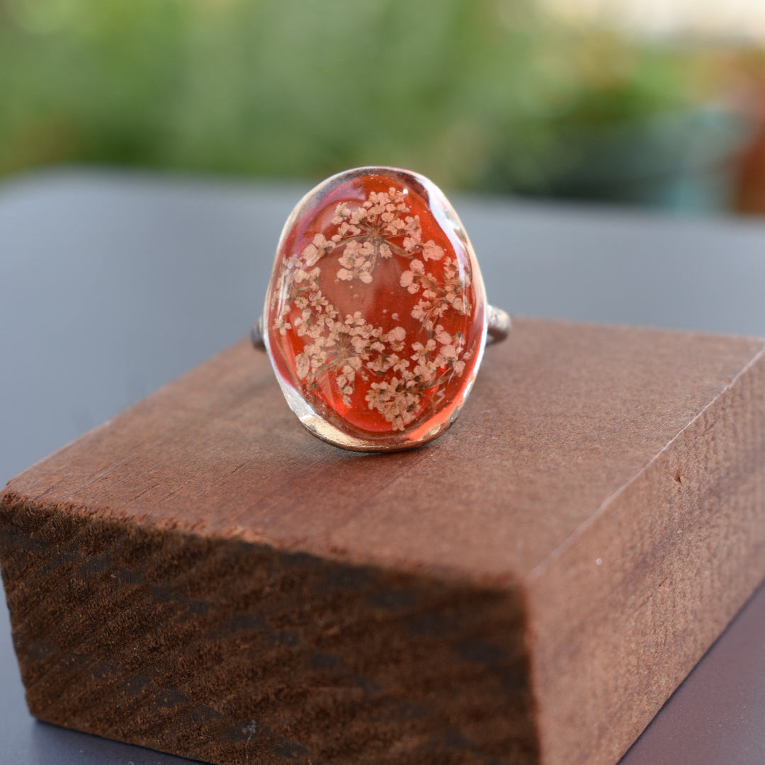 anillo de plata con flor natural prensada de encaje de la reina ana y resina roja