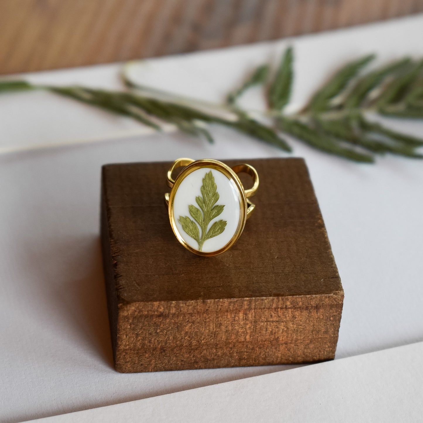Anillo con hoja de helecho natural (dorado)