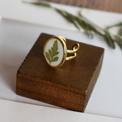 Anillo con hoja de helecho natural (dorado)