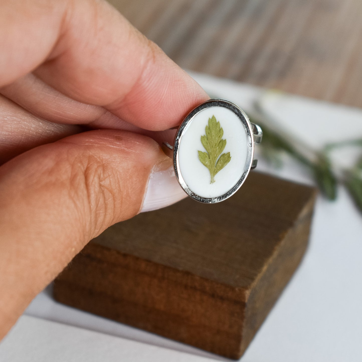 Anillo con hoja de helecho natural