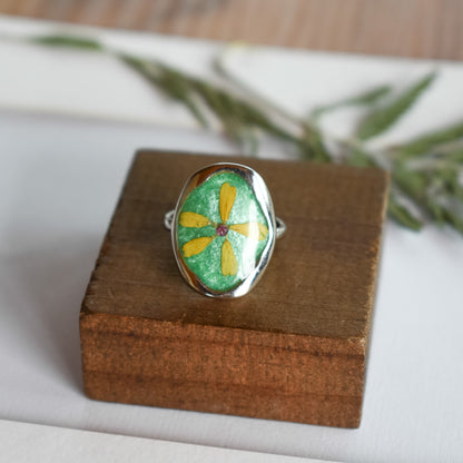 Anillo con pétalos de margarita y resina