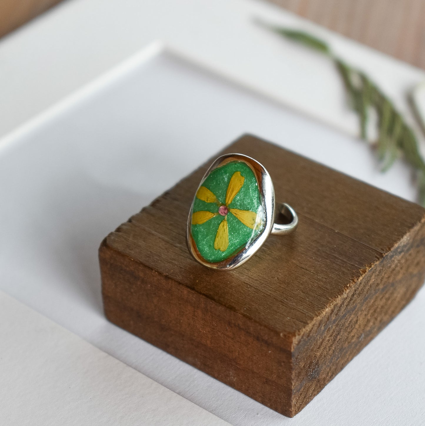 Anillo con pétalos de margarita y resina