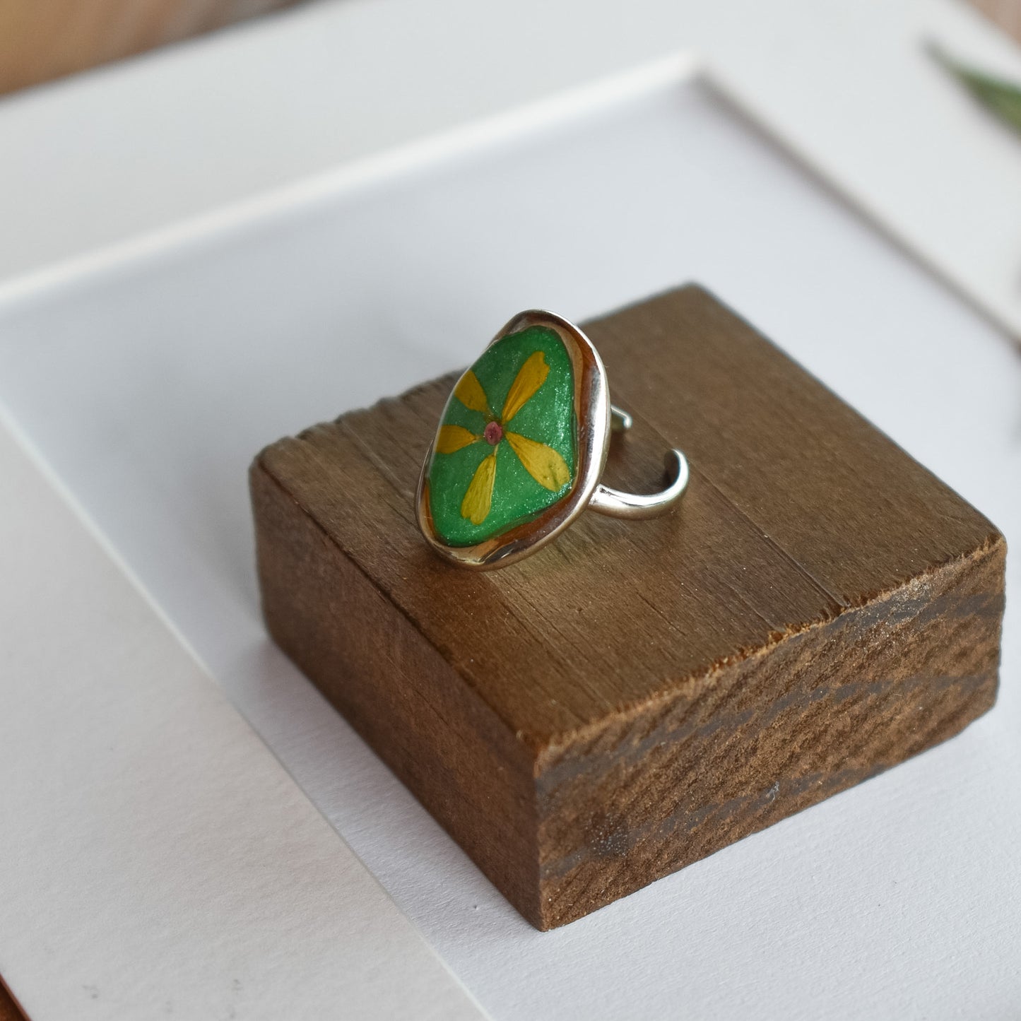 Anillo con pétalos de margarita y resina