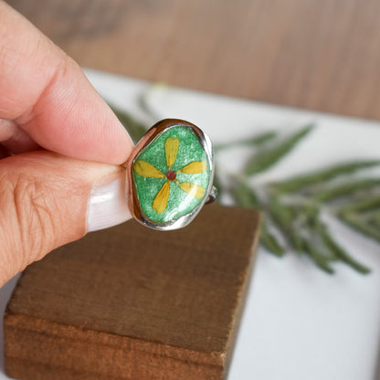 Anillo con pétalos de margarita y resina