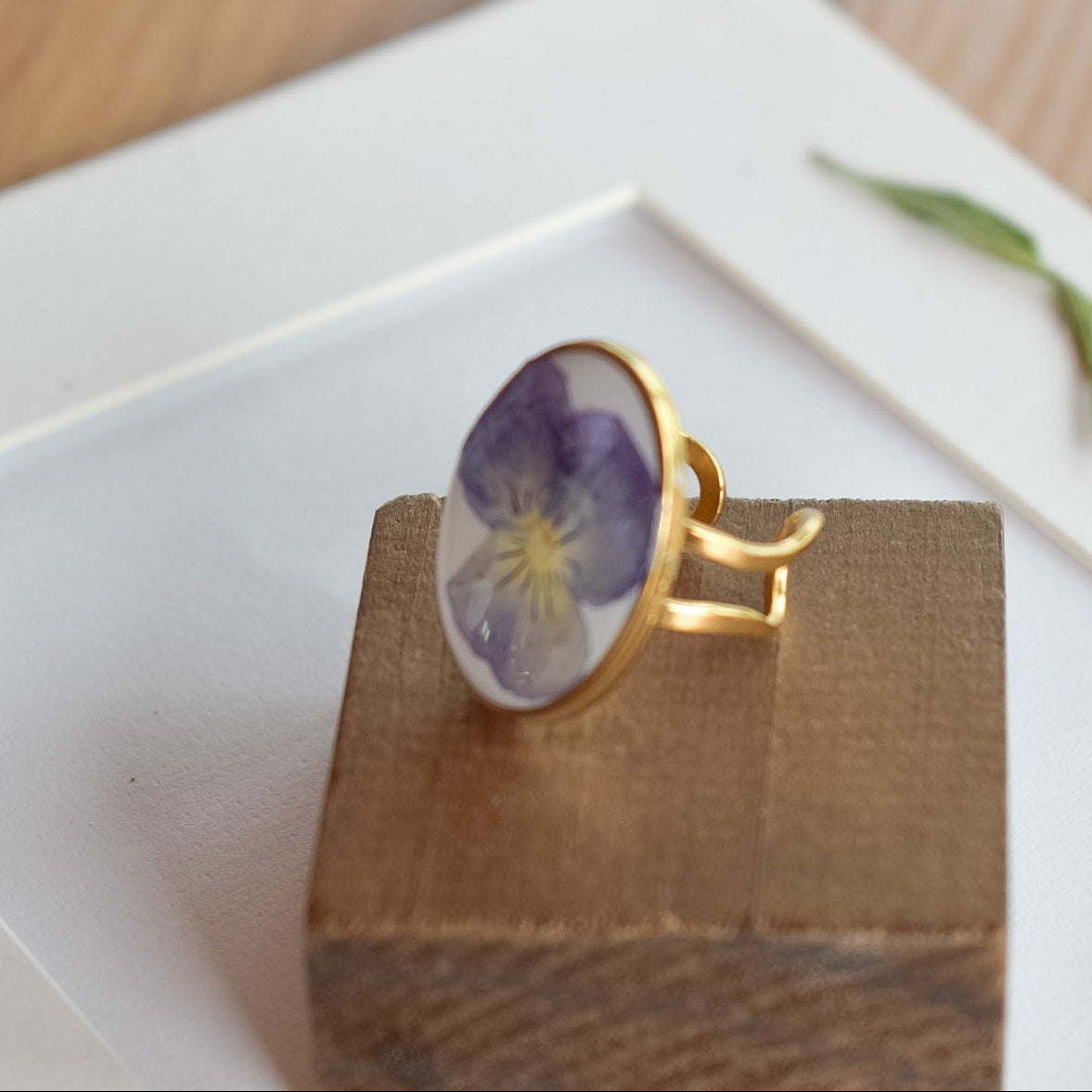 Anillo con violeta silvestre natural
