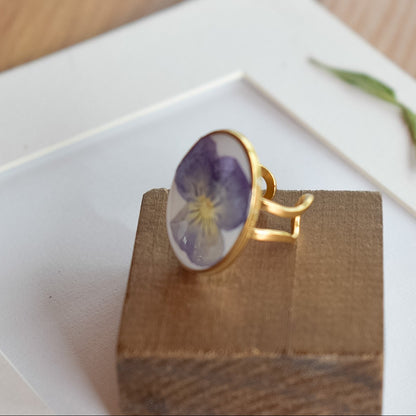 Anillo con violeta silvestre natural
