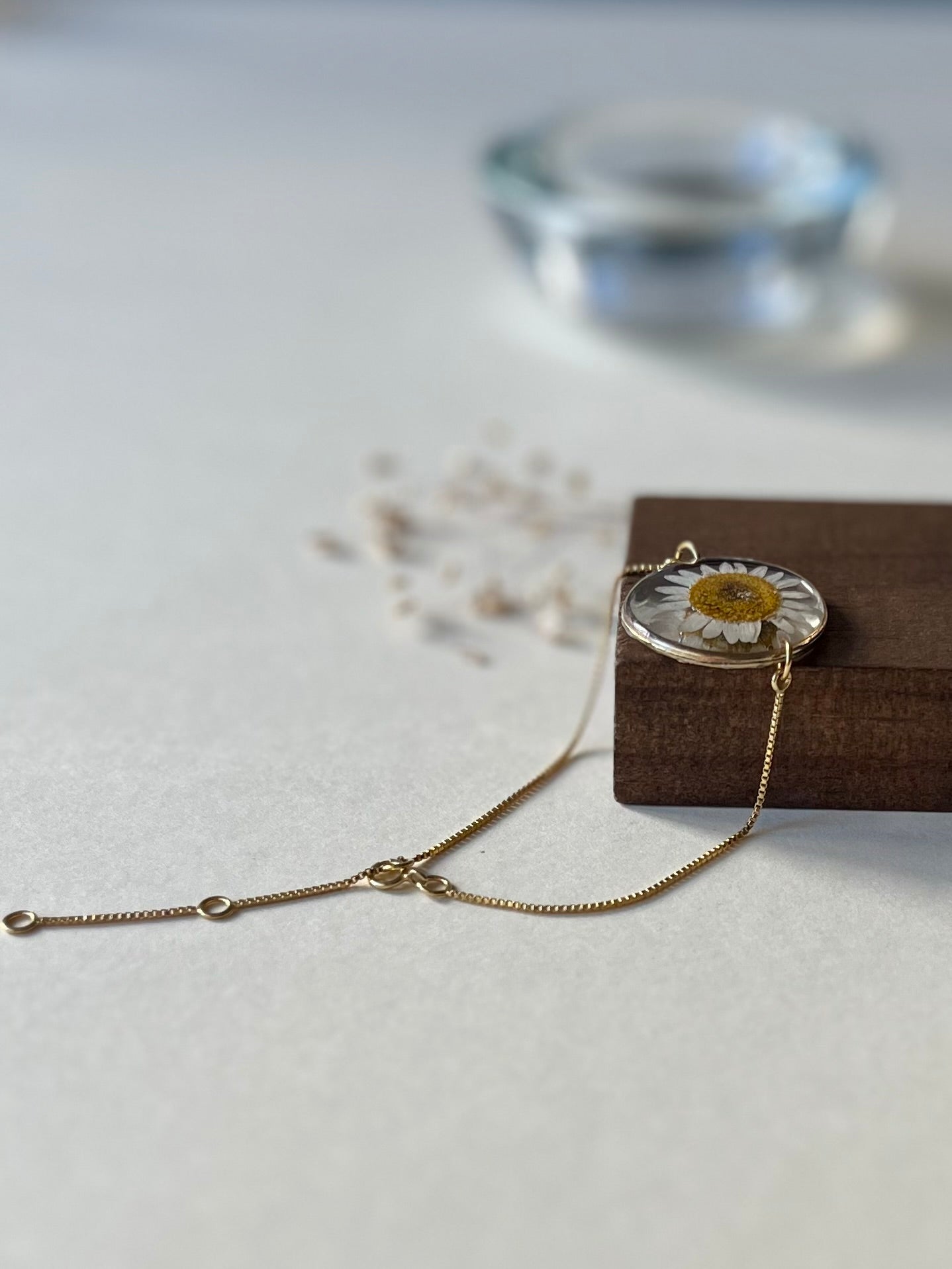 Pulsera de plata con flor de margarita