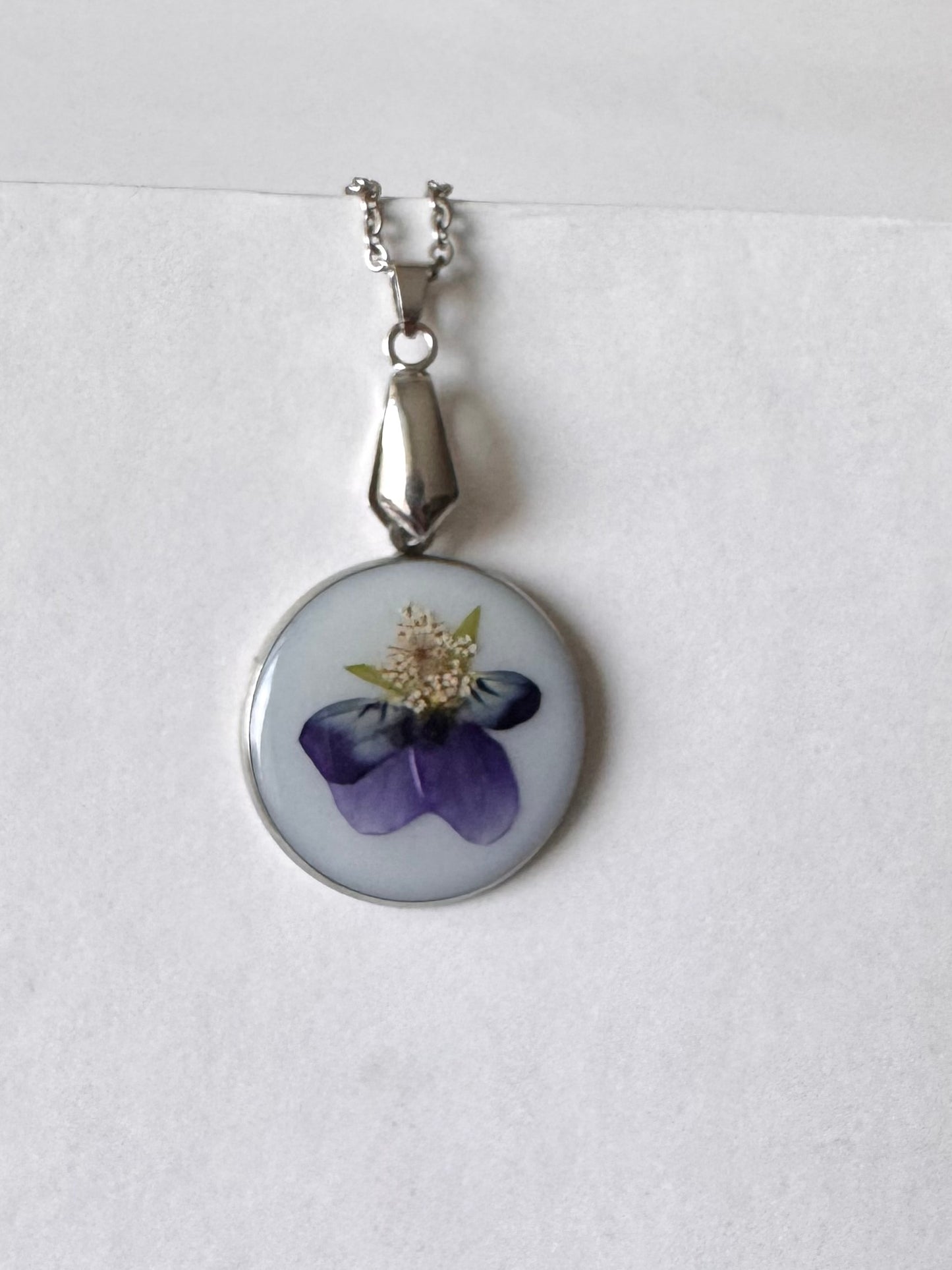 Colgante con violeta plateado