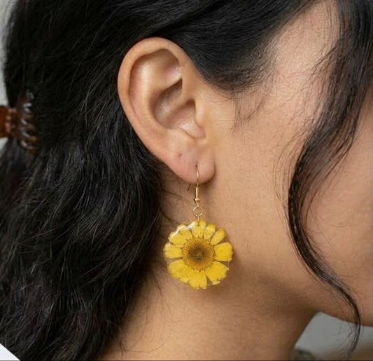 Pendientes con margaritas amarillas
