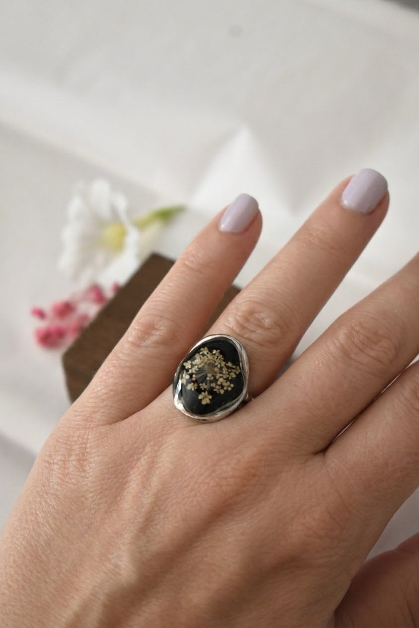 Anillo de Plata con Encaje de la Reina Ana | Joyería Artesanal con Flores Naturales y Resina