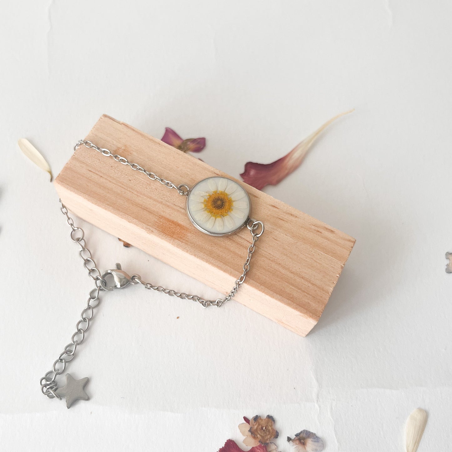 Pulsera con  margarita blanca