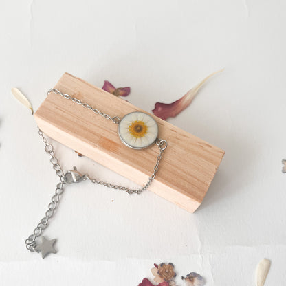 Pulsera con  margarita blanca