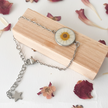 Pulsera con  margarita blanca