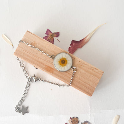 Pulsera con  margarita blanca