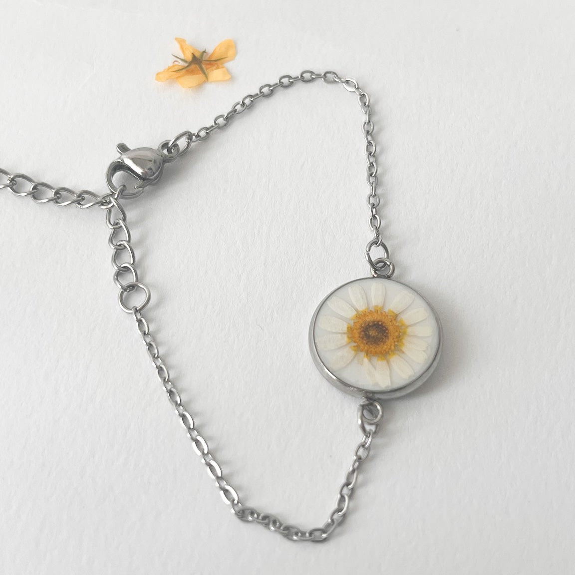Pulsera con  margarita blanca