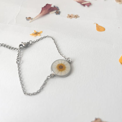 Pulsera con  margarita blanca