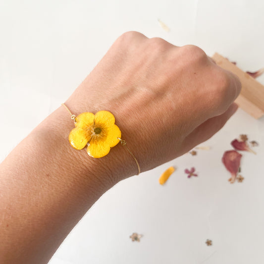 Pulsera con flor botón de oro