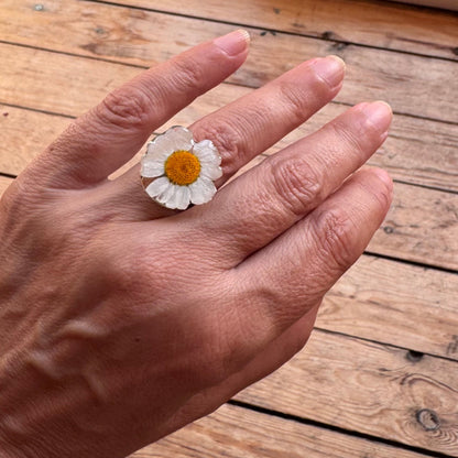 Anillo con margarita blanca natural