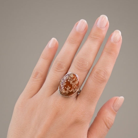 anillo de plata con flor natural prensada de encaje de la reina ana y resina roja