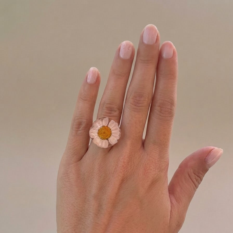 Anillo con margarita blanca natural