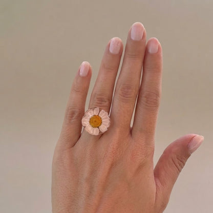 Anillo con margarita blanca natural