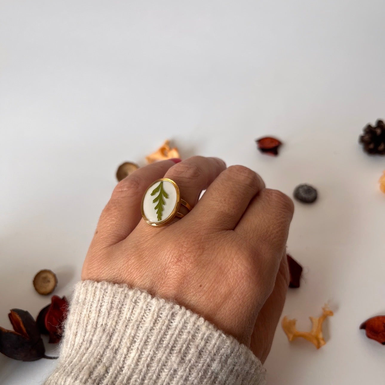 Anillo con hoja de helecho natural (dorado)