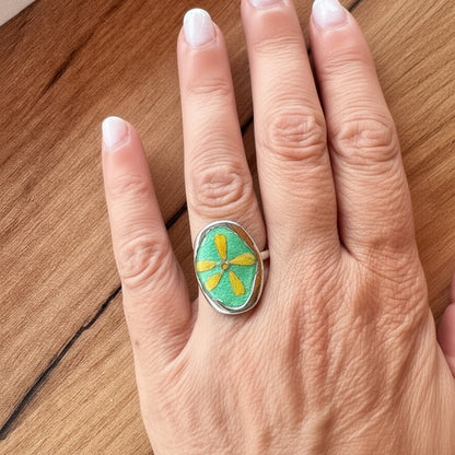 Anillo con pétalos de margarita y resina