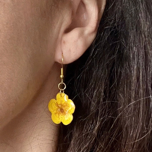 Pendientes botón de oro  largos  y resina